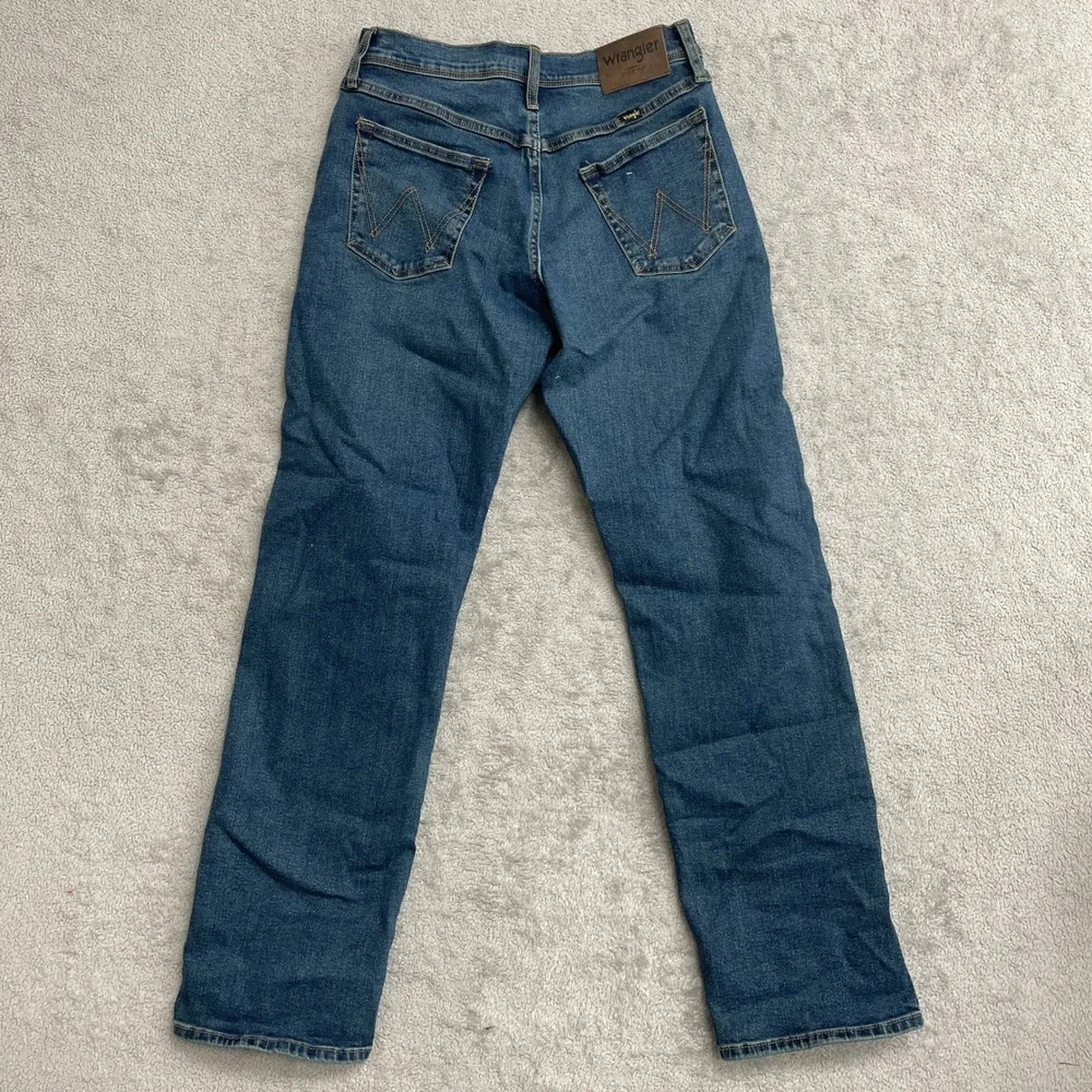 NEW Wrangler Men's Size 32x30 Relaxed Fit Dark Blue Stretch Jeans